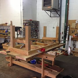 tafel in aanbouw in de werkplaats